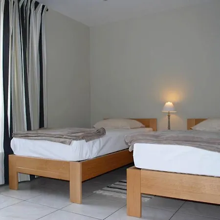 House With 5 Bedrooms In With Enclosed Garden And Wifi *